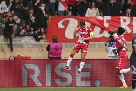 Ο Μπεν Γεντέρ πανηγυρίζει το γκολ του στον αγώνα της Μονακό με την Παρί Σεν Ζερμέν στο Louis II για τη Ligue 1