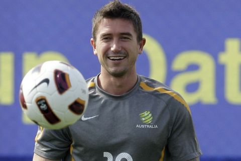 Australia soccer team players Harry Kewell, right, practices during the training session, in Doha, Qatar, Friday, Jan. 7, 2011. AFC Asian Cup soccer match will kick off on Jan. 7.  (AP Photo/Kin Cheung)