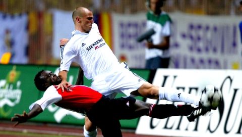 Feyenoord's Chris Gyan, left, fights for the ball with Real Madrid's Esteban Cambiasso Deleau during the UEFA Super Cup final soccer match at the Louis II stadium in Monaco, Friday, Aug. 30, 2002. (AP Photo/Lionel Cironneau)