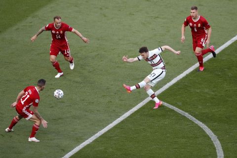 Ο Ζότα κάνει το σουτ κατά τη διάρκεια του αγώνα της Ουγγαρίας με την Πορτογαλία στην πρεμιέρα του Euro 2020