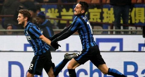 Inter's Adem Ljajic (L) jubilates with his teammate Alex Telles after scoring the goal during the Italian Serie A soccer match FC Inter vs Genoa CFC at Giuseppe Meazza stadium in Milan, Italy, 05 December 2015.
ANSA/MATTEO BAZZI