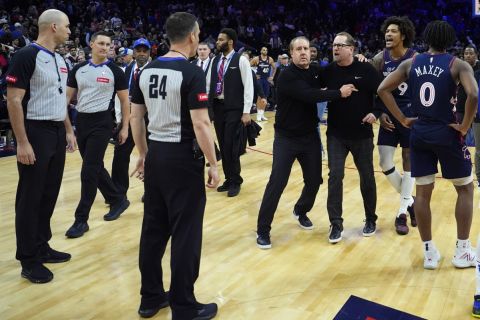 NBA, Σίξερς: Το απίστευτο ξέσπασμα του Νερς και του Ούμπρε προς τους διαιτητές στο φινάλε του αγώνα με τους Κλίπερς