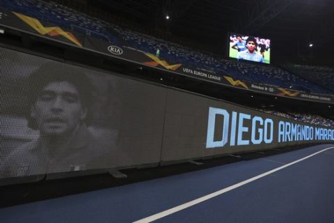 To ματς της Νάπολι με την Ριέκα στο Σαν Πάολο διεξήχθη υπό έντονη συγκινησιακή φόρτιση λόγω του θανάτου του Ντιέγκο Μαραντόνα