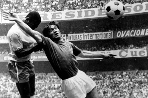 Ο Πελέ της Βραζιλίας μονομαχεί με τον Ταρτσίζιο Μπούρνιτς της Ιταλίας στον τελικό του Παγκοσμίου Κυπέλλου 1970 στο "Αζτέκα", Πόλη του Μεξικού | Κυριακή 21 Ιουνίου 1970