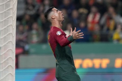 Ο Κριστιάνο Ρονάλντο πανηγυρίζει τη νίκη της Πορτογαλίας