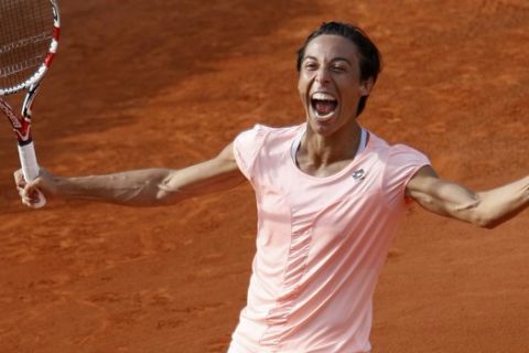 Defending champion Italy's Francesca Schiavone reacts as she defeats Serbia's Jelena Jankovic during their fourth round match of the French Open tennis tournament, at the Roland Garros stadium in Paris, Sunday, May 29, 2011. (AP Photo/Lionel Cironneau)
