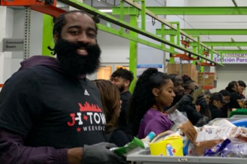NBA: Ο Τζέιμς Χάρντεν πρόσφερε φαγητό σε οικογένειες στο Χιούστον