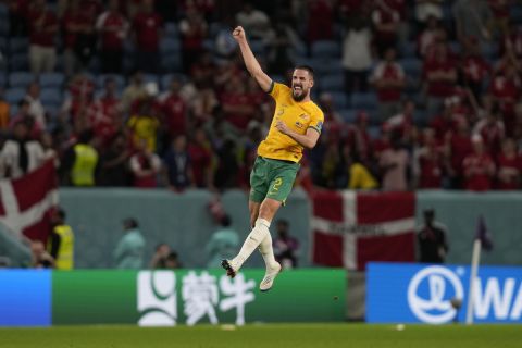 Ο Μίλος Ντέγκενεκ της Αυστραλίας πανηγυρίζει κόντρα στη Δανία για τη φάση των ομίλων του Παγκοσμίου Κυπέλλου 2022 στο "Αλ Τζανούμπ", Αλ Γουάκρα | Τετάρτη 30 Νοεμβρίου 2022