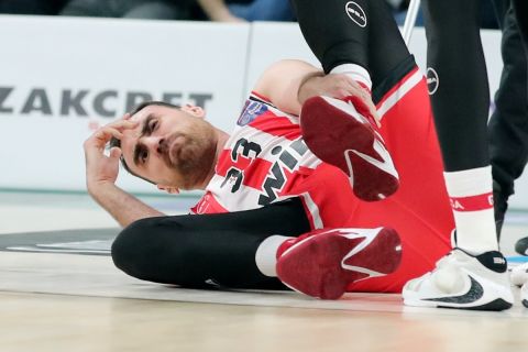 Ο Νίκολα Μιλουτίνοφ στο παρκέ μετά τον τραυματισμό στο Παναθηναϊκός AKTOR - Ολυμπιακός