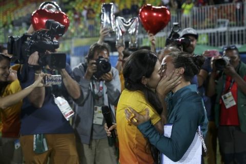 Αθλήτρια ράγκμπι δέχθηκε πρόταση γάμου από την αγαπημένη της