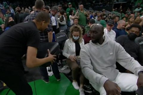 NBA, Σέλτικς - Μπακς: Έδωσαν μαξιλάρι σε φίλαθλο που καθόταν πίσω από τον Τάκο Φολ για να βλέπει 
