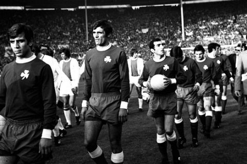 Οι παίκτες του Παναθηναϊκού κάνουν την είσοδό τους στο Γουέμπλεϊ για την αναμέτρηση με τον Άγιαξ το 1971.