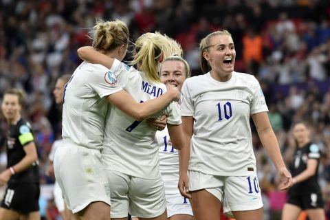 Οι παίκτριες της Αγγλίας πανηγυρίζουν το γκολ της Μπεθ Μιντ