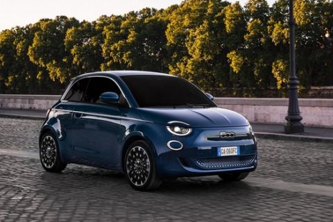 Ο πρόεδρος της Fiat οδηγεί πρώτος το νέο ηλεκτρικό 500