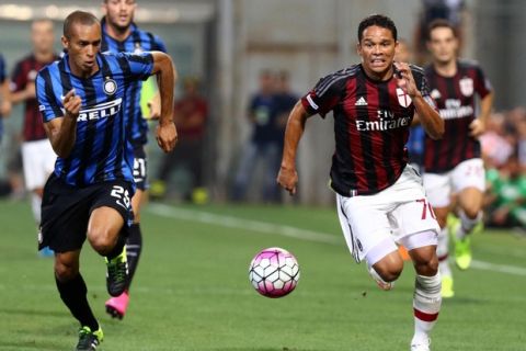 Inter's Joao Miranda (L) and Milan's Carlos Bacca in action during the triangular soccer match for the 2015 Trofeo Tim (Tim Trophy) between US Sassuolo, Inter FC and AC Milan at Mapei Stadium in Reggio Emilia, Italy, 12 August 2015.
ANSA/ELISABETTA BARACCHI