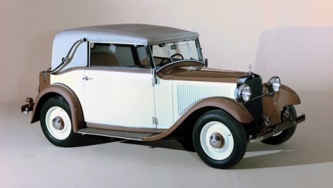 Mercedes-Benz 170 Cabriolet C (W 15) Baujahr 1931, mit Rückspiegel am oberen Rand der Windschutzscheibe.  

Mercedes-Benz 170 Cabriolet C (W 15) built in 1931, with a rear-view mirror at the upper edge of the windscreen.  