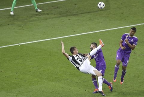 Juventus' Mario Mandzukic scores his side's first goal during the Champions League Final soccer match between Juventus and Real Madrid at the Millennium Stadium in Cardiff, Wales, Saturday, June 3, 2017. (AP Photo/Alastair Grant)