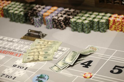 Μάρκες και χρήματα σε καζίνο στο Resorts World Catskills στη Νέα Υόρκη