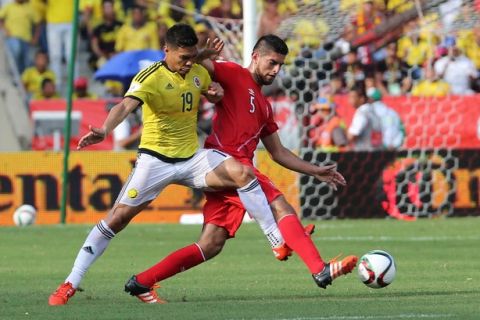 Colombias Teofilo Gutierrez, left, fights for the ball with Perus Carlos Zambrano during a 2018 World Cup qualifying soccer match in Barranquilla, Colombia, Thursday, Oct. 8, 2015. (AP Photo/Joaquin Sarmiento)