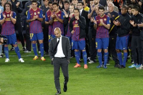 Barcelona's coach Pep Guardiola is applauded by his players in their last match at Nou Camp after their Spanish first division soccer match against Espanyol at Nou Camp stadium in Barcelona May 5, 2012.     REUTERS/Gustau Nacarino   (SPAIN - Tags: SPORT SOCCER)