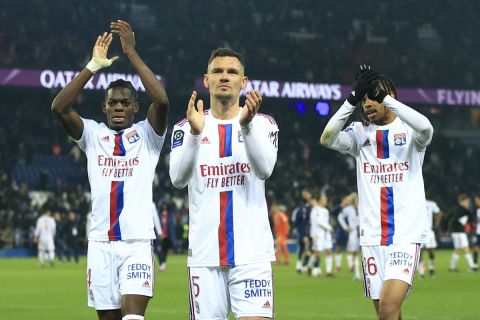 Οι παίκτες της Λιόν πανηγυρίζουν έπειτα από τον αγώνα με την Παρί για τη Ligue 1 2022-2023 στο "Παρκ ντε Πρενς", Παρίσι | Κυριακή 2 Απριλίου 2023