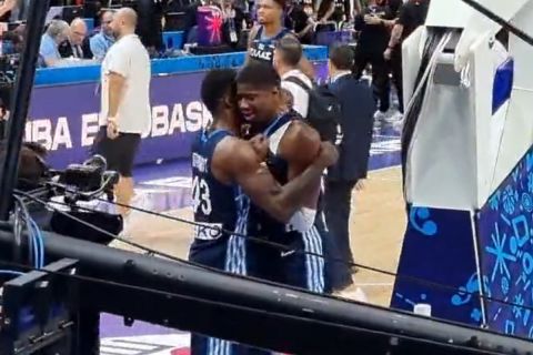 Εθνική μπάσκετ: Η αδερφική αγκαλιά του Θανάση στον απαρηγόρητο Κώστα Αντετοκούνμπο που έκλαιγε μετά τη λήξη
