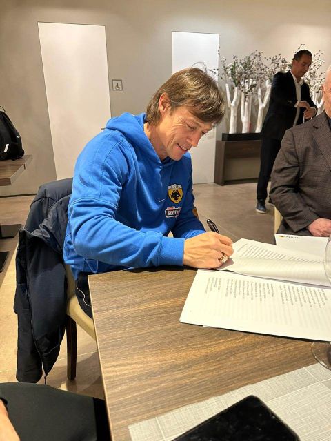 Ο Ματίας Αλμέιδα υπογράφει το νέο του συμβόλαιο με την ΑΕΚ