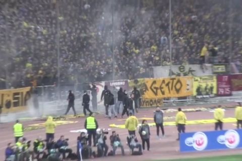 Οπαδοί της ΑΕΚ στο ταρτάν απ' το ξεκίνημα του αγώνα