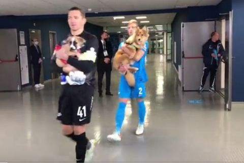 Οι παίκτες της Ζενίτ μπήκαν στο γήπεδο για το ματς με την Ροστόφ κρατώντας σκυλιά στην αγκαλιά τους
