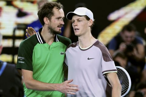 Ο Ντανίλ Μεντβέντεφ συγχαίρει τον Γιανίκ Σίνερ μετά το τέλος του μεγάλου τελικού στο Australian Open