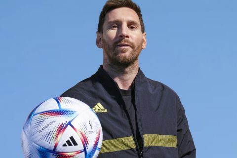 Ο Μέσι με την "Al Rihla" τη μπάλα του Μουντιάλ του 2022