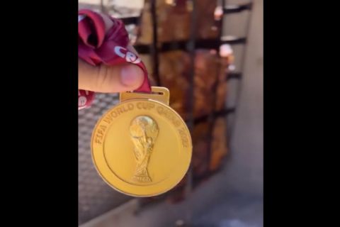 Ο Λαουτάρο μαζί με το μετάλλιο των πρωταθλητών κόσμο την ώρα του ψησίματος