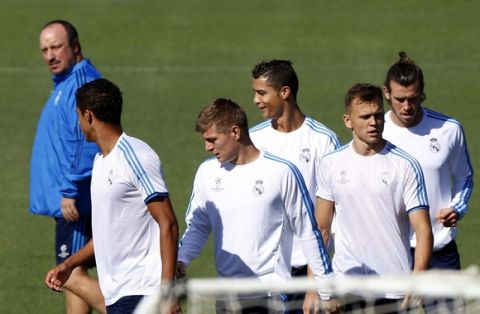 epa04929961 Head coach of Real Madrid, Rafa Benitez (L), stands next to his players (L to R) French defender Raphael Varane, German midfielder Toni Kroos, Portuguese forward Cristiano Ronaldo, Russian midfielder Denis Cheryshev  and Welsh midfielder Gareth Bale during a training session at the team's sports city of Valdebebas outside Madrid, Spain, 14 September 2015. Real Madrid will face Shakhtar Donetsk (UKR) in the UEFA Champions League Group A qualifying round match at the Santiago Bernabeu stadium on 15 September 2015.  EPA/Sergio Barrenechea