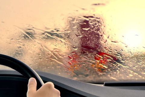 Οι 12 "εντολές" της ασφαλούς οδήγησης στη βροχή