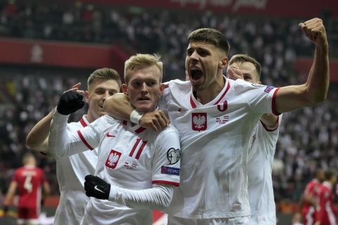 Ο Κάρολ Σβιντέρσκι πανηγυρίζει γκολ του με την Πολωνία κόντρα στην Ουγγαρία για τα προκριματικά του Παγκοσμίου Κυπέλλου του 2022 | 15 Νοεμβρίου 2021