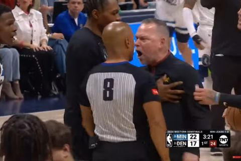 NBA: Έξαλλος ο Μαλόουν των Νάγκετς, κόλλησε το πρόσωπό του σε αυτό του διαιτητή ουρλιάζοντας, αλλά δεν χρεώθηκε με τεχνική ποινή