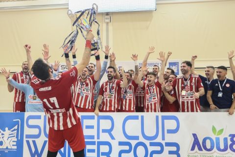 Οι παίκτες της ομάδας χάντμπολ του Ολυμπιακού σηκώνουν το τρόπαιο του Super Cup μετά τη νίκη τους στον τελικό επί της ΑΕΚ | 18 Σεπτεμβρίου 2023