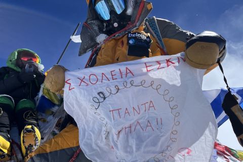 Ο Μάριος Γιαννάκου στην κορυφή του Έβερεστ με τη σημαία που του έδωσαν τα παιδιά από τις φυλακές ανηλίκων στην Αυλώνα