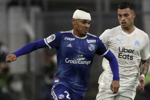 Ο Κένι Λάλα αποφεύγει τον Ράντονιτς στην αναμέτρηση της Στρασμπούρ με την Μαρσέιγ για την Ligue 1 το 2019. 
