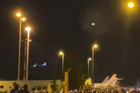 ΑΕΚ: Οι οπαδοί της Ένωσης έκαναν τη νύχτα μέρα μόλις είδαν το αεροπλάνο να προσγειώνεται