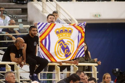Οπαδός του ΠΑΟΚ πήγε με σημαία της Ρεάλ Μαδρίτης στο ματς με τον Ολυμπιακό