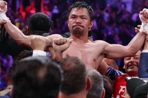 Ο Manny Pacquiao πανηγυρίζει μετά τη νίκη του επί του Keith Thurman 