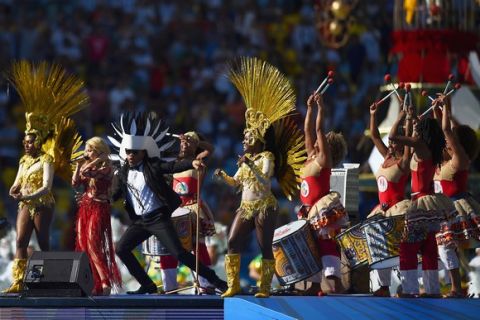 RIO DE JANEIRO, BRAZIL - JULY 13:  Musicians Musicians Shakira (L) and Carlinhos Brown perform during the closing ceremony prior to the 2014 FIFA World Cup Brazil Final match between Germany and Argentina at Maracana on July 13, 2014 in Rio de Janeiro, Brazil.  (Photo by Laurence Griffiths/Getty Images)