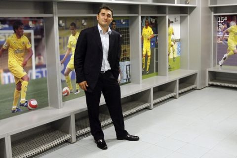Villarreal's new coach Ernesto Valverde from Spain, seen, in the club's dressing room at the Madrigal stadium in Valencia, Wednesday, June 3, 2009. Villarreal has signed Valverde to replace departed coach Manuel Pellegrini who signed a two-year contract to coach Real Madrid after five years in charge at Villarreal. Valverde was released by Olympiakos after leading the Greek club to a league-cup double season. (AP Photo/Alberto Saiz)