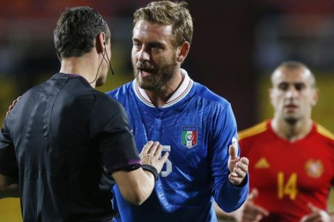 Italy's Daniele De Rossi, center, speaks with referee Marijo Strahonja during a World Cup 2014 Group B qualification match between Italy and Armenia national teams in Yerevan, Armenia, Friday, Oct. 12, 2012. (AP Photo/ Dmitry Lovetsky)