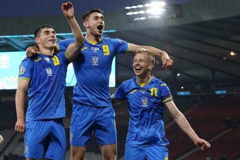Οι παίκτες της Ουκρανίας πανηγυρίζουν τη νίκη-πρόκριση επί της Σουηδίας | 29 Ιουνίου 2021