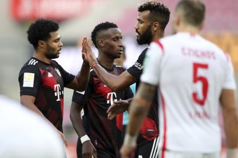 Γκνάμπρι και Τσούπο-Μότινγκ πανηγυρίζουν γκολ της Μπάγερν κόντρα στην  Κολωνία για την Bundesliga