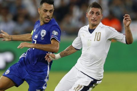 Italy's Marco Verratti, right, and Israel's Eran Zahavi fight for the ball during the World Cup Group G qualifying soccer match in Haifa, Israel, Monday, Sept. 5, 2016. Italy won 3-0. (AP Photo/Ariel Schalit)
