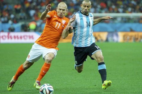 (L-R) Arjen Robben of Holland, Javier Mascherano of Argentina during the match between The Netherlands and Argentina on July 9, 2014 at Arena de Sao Paulo  in Sao Paulo,  Brazil.(Photo by VI Images via Getty Images)