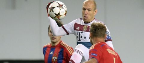 Bayern Munich's Dutch midfielder Arjen Robben (C) controls the ball by CSKA Moscow's defender Alexei Berezutski during a Group E Champions league football match between CSKA Moscow and Bayern Munich at the Arena Khimki in Moscow on September 30, 2015.. AFP PHOTO / ALEXANDER NEMENOV        (Photo credit should read ALEXANDER NEMENOV/AFP/Getty Images)